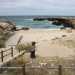 ...ma ci basta percorrere qualche passo per ritrovare finalmente la sabbia. Siamo a Cala Monaci, una spiaggia che si insinua fra due alti costoni rocciosi e alla quale  possibile accedere grazie a una passerella